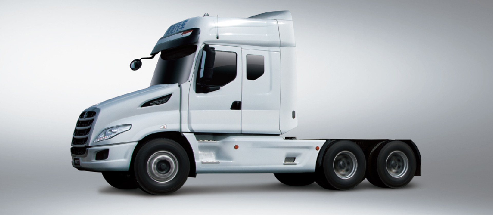 T7牽引車 美式長頭造型：長頭造型設計，對駕駛員形成天然保護，同時降低駕駛室重心與側翻風險